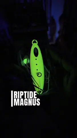 Metal jig GID dengan squid skirt assist hook dari Riptide Magnus. #mancing #metaljig #umpanjigging #riptidemagnus 