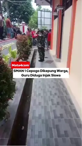 Demo warga terjadi di SMAN 1 Cepogo usai dugaan kekerasan guru terhadap tiga siswa. Salah satu siswa, YS (18), disebut mengalami sakit berkepanjangan. Mediasi digelar bersama pihak sekolah. Plt Kepala Sekolah meminta maaf dan menegaskan kasus ditangani dinas terkait. Polisi dan Koramil menjaga situasi agar tetap kondusif. #Mata4 #Cepogo #BeritaHariIni