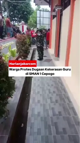 Puluhan warga mendatangi SMAN 1 Cepogo, Rabu (10/9/2025), memprotes tindakan seorang guru matematika berinisial H yang diduga menginjak tiga siswa. Salah satu siswa, YS (18), mengalami sakit berkepanjangan. Plt Kepala Sekolah, Djoko Heriyanto, menyampaikan permintaan maaf dan menyerahkan penanganan ke dinas terkait. Polisi serta Koramil Cepogo dikerahkan untuk menjaga situasi. #HarianJabar #Cepogo #BeritaDaerah