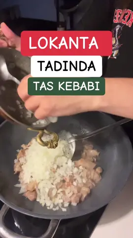 #taskebabı 💯👩‍🍳#lokantayemekleri 🔥MALZEME ZİYANI YOK ‼️KAFA KARIŞIKLIĞI YOK‼️BEN YAPAMAM YOK‼️ULALALIK YOK‼️KİBİR YOK‼️HERKES KOLAYCA KUSURSUZ YAPABİLİR 🥰 #gülmeyibilmeyendükkanaçmasın ❤️⬇️ REÇETE✅⬇️ İŞLEM SIRASI İLE ⬇️ ET MÜHÜRLEME🔥 YÜKSEK ATEŞTE ‼️ .2 yemek kaşığı tereyağı  .1 yemek kaşığı zeytintağı  .500 gr kuzu kuşbaşı et ETLERİN HER TARAFI KAHVERENGİ OLUNCAYA KADAR✅ YAKLAŞIK 12 DAKİKA⏰ ORTA ATEŞE GEÇ🔥 .1 adet kuru soğan .3 diş sarımsak  3 dakika⏰kavur .1 yemek kaşığı domates salçası  Kavur  .2 adet domates rendesi Kaynasın .2 adet havuç .2 adet defne yaprağı  .1 tatlı kaşığı tuz .1 çay kaşığı karabiber  .1 çay kaşığı kekik .1 su bardağı kaynar su  (Bardak ölçüsü 200 ml) KAPAĞI KAPAT‼️ KISIK ATEŞE GEÇ🔥 35 -40 DAKİKA⏰ PİŞİR ✅ ET YUMUŞAK SOS KIVAMLI  KÖK SEBZE HAVUÇ YUMUŞAK AMA DAĞILMAMIŞ✅ BU KONTROLLERİ YAP🥰 OCAKTAN ALIP  10 DAKİKA ⏰ YORULAN YEMEĞİ DİNLENDİR LEZZETİ OTURSUN 🥰 SONRA SERVİSE GEÇ ✅ SUNUM İSE ✅⬇️ .ÇUKUR TABAK  .TEREYAĞLI PİLAV .YEMEK YANINA ETLERİ ÜSTE KOY ZENGİN DURSUN .MAYDANOZ GEZDİR .KARABİBER ÇEK ÜSTÜNE BİTTİ GEÇMİŞ OLSUN 🥰 AFİYET OLSUN🥰 #mutfakcadısı #dürüstlüközgürlüktür☝️ 
