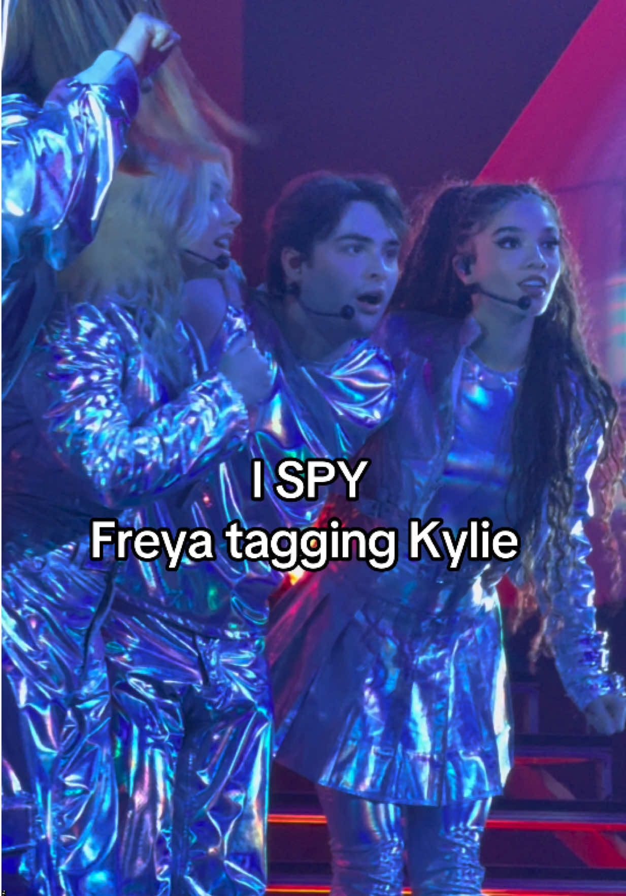 Did you know that the cast of Descendants Zombies Worlds Collide Tour plays all kinds of games during the show they’re putting on … like a game of Tag throughout the concert. Gere you’ll see @Freya Skye tagging @Kylie Cantrall look closely when Kylie turns she’s makes eye contact with Freya who can’t help but smile in a “gotcha” playful way.  @disneyzombies @Disney Concerts @Disney Descendants @Malia:) @Joshua Colley @Malachi Barton @DescendantsZombies.tour #dzworldscollidetour #descendants #zombies4 #freyaskye #kyliecantrall 