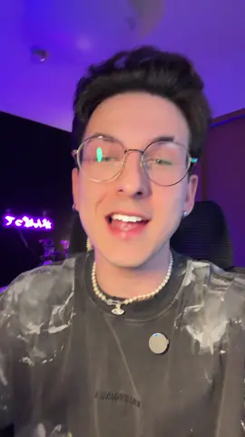 Voy a seguir viéndolo y intentando enterarme de todo bien, pero hago muchas horas de stream + academia de japonés + estudiar, a las 2 de la madrugada ya me queda poca energía, intento hacerlo lo mejor posible pero hay días en los que empiezo stream con 1% de batería! lo siento!