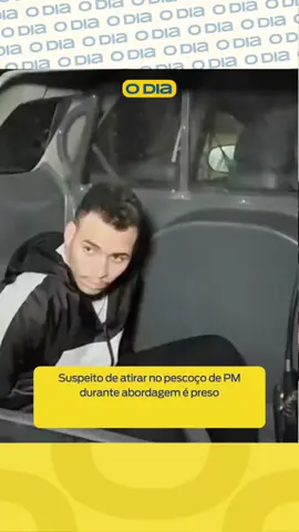Preso 🚨 O homem de 20 anos acusado de atirar no pescoço de um policial militar durante uma abordagem em Paraisópolis, em São Paulo, foi preso na madrugada desta quinta-feira (11). Imagens registradas, em 7 de agosto, por um morador e publicadas nas redes sociais mostram o momento em que o policial entra em luta corporal com um suspeito e acaba baleado no pescoço. O homem, então, sai correndo e o PM fica caído no chão, entre dois automóveis. 📹 Redes sociais Acesse nosso site: odia.com.br #HomemPreso #PolicialBaleado #Paraisopolis #Sp #Brasil #ODia