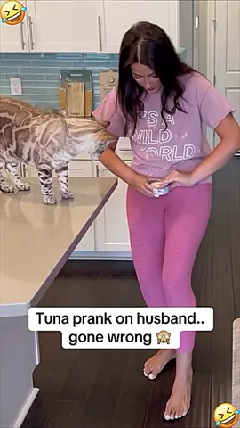 Tuna pranks husband #funny #prank #scareprank #funnyvideos #scream 