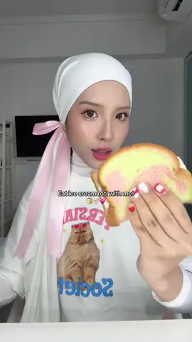 Eat ice cream roti with me! 🍞🍨💗 Omg isn't this so nostalgic...been so long since I had this 🥹