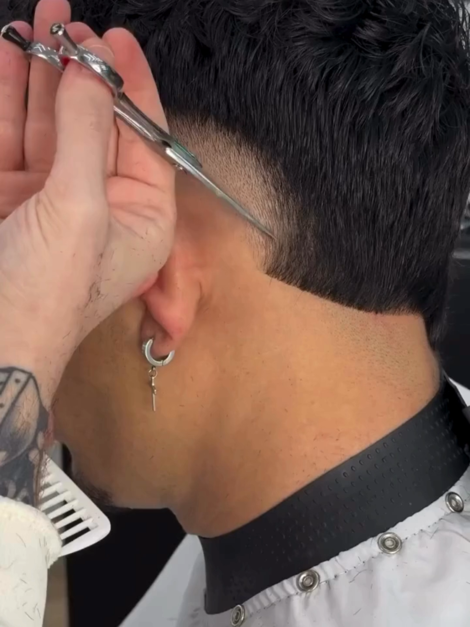 💈 Have a look at this one—mid-fade so sharp it could slice your scroll in half 🔪✂️ 📷: @il.magri Double-tap if you felt that crisp lineup on slide 3. ——————————————————— Want a feature? Hashtag #worldofbarbers + tag @worldofbarbers in your next cut. ——————————————————— Notifications ON = you never miss the next blade-drop. 👉 Follow @worldofbarbers 👉 Follow @worldofbarbers (again for the algorithm gods) ——————————————————— 📸 All rights to respective owner. #worldofbarbers #midfade #barber #barbershop #fadehaircut #menshair #barberart#fyp #HairTransformation #fypシ゚viral