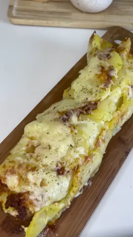 🥔 Roulé de pommes de terre au poulet, Boursin  Ingrédients 	•	4 grosses pommes de terre 	•	200 g de blanc de poulet 	•	20 cl de crème fraîche liquide 	•	100 g de Boursin ail & fines herbes 	•	150 g de mozzarella râpée 	•	1 c. à soupe de persil ciselé 	•	Sel, poivre, ail poudre  ⸻ Préparation 1. Base de pommes de terre 	1.	Éplucher et couper les pommes de terre en très fines rondelles (idéalement à la mandoline). 	2.	Sur une plaque recouverte de papier cuisson, disposer une couche mozzarella  	3.	depose les rondelles de pommes de terre. 	4.	Saupoudrer à nouveau de mozzarella. 	5.	Enfourner 20 à 30 min à 180°C jusqu’à ce que les pommes de terre soient cuites et légèrement dorées. 2. Farce au poulet et Boursin 	1.	Dans une poêle, faire revenir le poulet coupé en petits morceaux. 	2.	Ajouter l’ail, la crème, le Boursin, sel, poivre et persil. 	3.	Laisser mijoter à feu doux jusqu’à obtenir une sauce crémeuse et épaisse. 	4.	Laisser refroidir. 3. Montage du roulé 	1.	Sortir la plaque de pommes de terre cuites et la laisser refroidir légèrement pour faciliter le roulage. 	2.	Étaler la farce au poulet-Boursin sur toute la surface. 	3.	dépose des tranche de fromage à croque monsieur  	4.	Rouler délicatement en s’aidant du papier cuisson. 	5.	Saupoudrer le dessus de mozzarella râpée. 4. Finition 	•	Remettre au four 5 min à 180°C pour gratiner. 	•	Servir chaud, en tranches épaisses. #recette #roulerdepdt #pouletboursin #recettefacile 