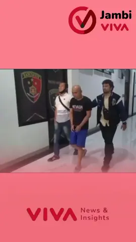 Seorang Pria di Kota Jambi ditangkap Polresta Jambi lantaran kedapatan melecehkan seroang anak perempuan dibawah umur. Kapolresta Jambi, Kombespol Boy Sutan Binanga Siregar saat dikonfirmasi membenarkan ada seorang pria ditangkap karena pelecehan anak dibawah umur dan saat ini sedang diperiksa intensif. #jambi #viva #viral #fyp #pelecehananak 