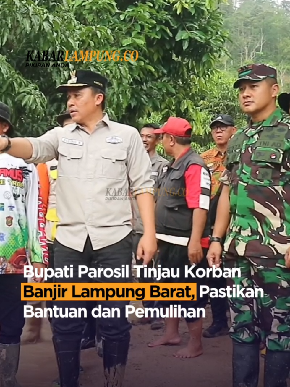 Bupati Parosil Mabsus meninjau langsung wilayah terdampak banjir di Kecamatan Suoh dan Bandar Negeri Suoh (BNS), Kamis (11/09/25).  Kunjungan ini dilakukan sebagai bentuk kepedulian Pemerintah Daerah terhadap masyarakat yang terdampak musibah banjir akibat curah hujan tinggi dalam beberapa hari terakhir. Tingginya curah hujan beberapa waktu belakangan menyebabkan banjir di beberapa Pekon, di antaranya Pemangku Gunung Sari Pekon Banding Agung, Suoh dan Pemangku Sidomukti Pekon Bandar Agung, BNS.  Banjir diperkirakan setinggi 100 hingga 150 cm membuat masyarakat harus mengungsi untuk sementara waktu, meski demikian para masyarakat nampak tetap tabah dan bersyukur tidak ada korban jiwa.  Bupati yang akrab disapa Pak Cik itu datang langsung ke rumah warga menerobos genangan lumpur yang masih tergolong tinggi. Kehadiran Parosil Mabsus yang didampingi Forkopimda dan beberapa Kepala Perangkat Daerah terkait, sekaligus menyalurkan bantuan sembako kepada masyarakat terdampak banjir, pasalnya, akibat adanya musibah tersebut setidaknya 60 rumah rusak sedang, empat rumah hanyut terbawa banjir dan 75 hektar persawahan diperkirakan akan gagal panen.  Sebagai kepala daerah Parosil Mabsus berkomitmen akan memberikan perhatian penuh terhadap warga terdampak banjir, baik dari logistik, kesehatan, pendidikan, keamanan dan pembangunan rumah yang hanyut terbawa banjir.  
