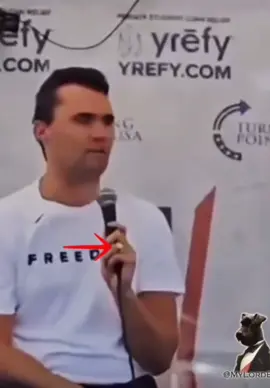 Regardez la bague elle change de doigts #etrange #charliekirk #etatsunis #conspiracy 