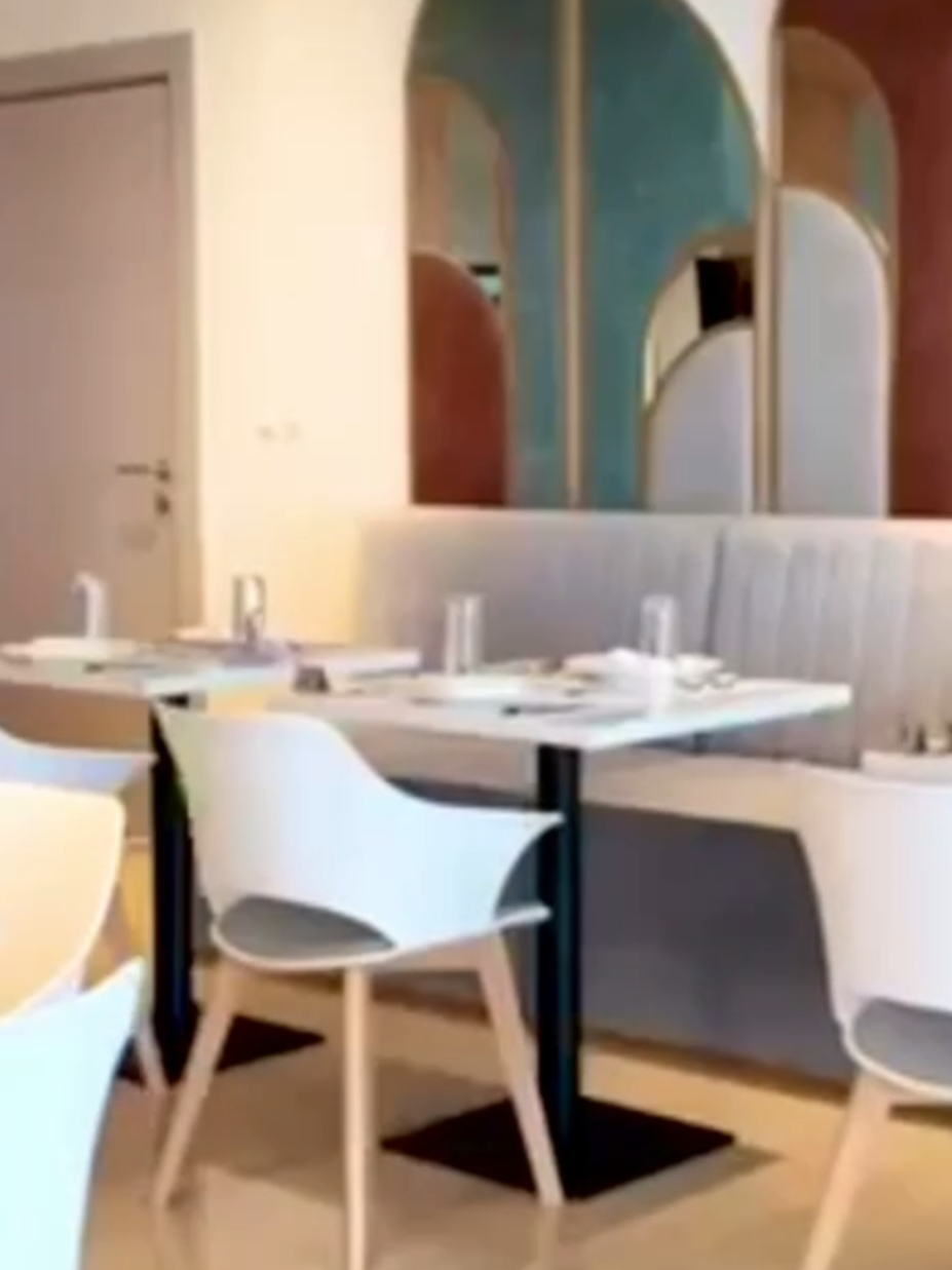 YISKA HOTEL, nouveau joyau hôtelier d’Adiaké, Le Complexe hôtelier YISKA a officiellement ouvert ses portes à Adiaké,  cette nouvelle infrastructure répondant aux standards internationaux. qui dispose en son sein - Villas 3 chambres sallon, piscine privée, parking privée 2 vehicule - Chambres VIP - Restaurants avec des Menus africains & européens - Pizzeria - Night club - Aire de jeu enfant - Piscine commune bien traitée - Vélos VTT pour les randonnés - Doté de salles de conférence ultrasonorisées pensées pour des séjours haut de gamme, YISKA HOTEL se positionne déjà comme une fierté locale.  Situé dans cette ville balnéaire à forte potentialité touristique,  marquée par des vestiges coloniaux et proche d’Abidjan,  le complexe ambitionne d’offrir aux visiteurs une expérience exceptionnelle. Infoline: +225 0700110046 / info@yiskahotel.co YISKA HOTEL une fierté pour la ville d'Adiaké 🔥✨ @yiskahotel #ADIAKE #hotel #cotedivoire🇨🇮