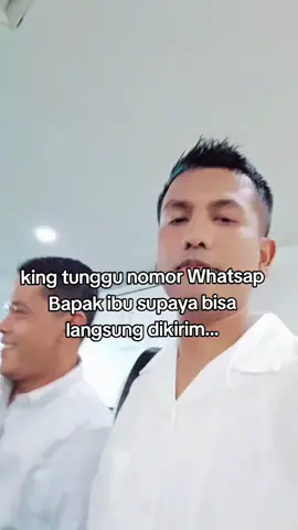 Baik, saya jelaskan tentang Surat Al-Falaq (الفلق). --- 📖 Identitas Surat Nama Surat: Al-Falaq (الفلق) – artinya Waktu Subuh/Fajar Nomor Surat: 113 Jumlah Ayat: 5 ayat Golongan Surat: Makkiyah (diturunkan di Mekah) Letak Mushaf: Juz 30 --- 📝 Isi Pokok Surat Al-Falaq Surat ini termasuk surat perlindungan (mu‘awwidzatain) bersama dengan Surat An-Naas. Allah memerintahkan Nabi Muhammad ﷺ (dan umatnya) untuk memohon perlindungan kepada Allah dari segala bentuk kejahatan, baik yang tampak maupun yang tersembunyi. Ayat-ayatnya: 1. Meminta perlindungan kepada Allah, Tuhan waktu fajar. 2. Dari kejahatan seluruh makhluk ciptaan-Nya. 3. Dari bahaya kegelapan malam ketika gelap gulita. 4. Dari kejahatan tukang sihir yang meniup pada buhul-buhul (mantra). 5. Dari iri dengki orang yang hasad. --- 🌟 Keutamaan Surat Al-Falaq Rasulullah ﷺ sangat sering membaca surat ini bersama Al-Ikhlas dan An-Naas sebelum tidur. Dijadikan doa perlindungan dari sihir, iri dengki, gangguan jin, dan bahaya yang tidak terlihat. Membiasakan membacanya setelah shalat fardhu akan menjadi perisai diri. --- Apakah mau saya tuliskan juga teks Arab + latin dan terjemahannya biar bisa dibaca lengkap? #fypシ゚viral #kingkevin #fypage #videoviral #tiktokviral 