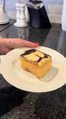 Vrek lekker custard slice! Wat ñ wenner! Mmm… Vrek lekker!  #vreklekker #lekkerresepte #resepte #custardslice #mmm 