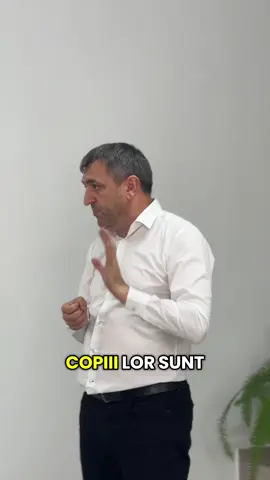 Ei au adus țara la un nivel în care școlile au rămas fără copii și profesori. Noi am găsit soluții să oferim educație de calitate elevilor din toată țara. 
