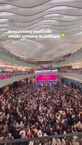 Day 1 event mie sedap di @Ciputra World  bener2 petcahhhhh seeee  Btw langgeng terus mbak2 samping ku mas samping ku , mon maap masuk frame 🙏😭 #hivi @HIVI!#ciputraworldsurabaya #konserhivi #hivi 