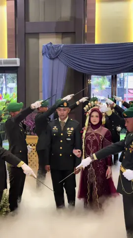 ketika cegil ktmu pawang 🐊🙄  idih idih sok kalem gua😂 #nikah#wedding#tniindonesia🇮🇩#videoviral#video