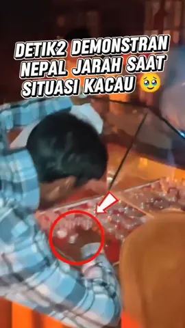 Detik-detik Demonstran Nepal Jarah Saat Situasi Kacau  दंगाका क्रममा नेपालका प्रदर्शनकारीको विरोध Sumber: nepal.awake - Instagram #nepal #genz #nepalitiktok #fyp  #demonstration
