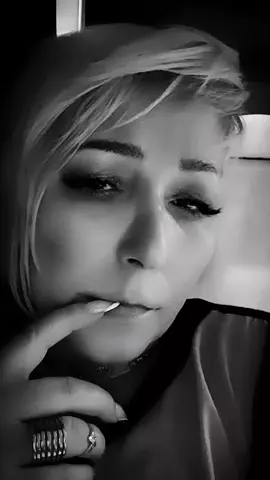 Cea care nu dormea noaptea de grija mea... Cea care simțea când inima mea plângea... Era mama mea 💔. Acum, nu mai este cine să mă aline, dar o simt mereu în inima mea, iar dorul mă consumă profund. Prețuiește fiecare moment petrecut cu cei dragi... spuneți-le cât de mult înseamnă pentru tine, astăzi, nu mâine. 💛 #DorDeMama #MamaMea #VersuriDinInima #AmintiriVii #InimaFrântă 