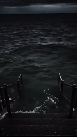 Ядерная подводная лодка ⚓️🚢 — это стратегическое оружие, способное действовать скрытно и автономно в океане 🌊. В отличие от дизельных субмарин, она использует ядерный реактор ⚛️, который обеспечивает почти неограниченное время под водой 🕒 без необходимости всплывать. Такие лодки могут нести ядерные баллистические ракеты (ПЛАРБ) 🎯💥 или крылатые ракеты дальнего действия 🚀. Это делает их частью триады ядерного сдерживания вместе с ракетами на суше 🗺️ и авиацией ✈️. На борту часто находятся десятки торпед и несколько баллистических или крылатых ракет 💣. Они оборудованы системами скрытности: шумоподавление 🔇, антирадарные покрытия 🕵️‍♂️, и сложная навигация 🧭. Команда обычно состоит из 100–160 человек 👨‍✈️👩‍✈️, живущих в замкнутом пространстве неделями и даже месяцами 🛌🥫. США 🇺🇸, Россия 🇷🇺, Китай 🇨🇳, Великобритания 🇬🇧 и Франция 🇫🇷 имеют в арсенале такие лодки. Например, американская USS Ohio или российская 