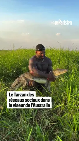 Des vidéos de Mike Holston, connu sur les réseaux sociaux sous le nom de « The Real Tarzann », le montrent chasser des crocodiles sauvages du Queensland à mains nues. Ce qui suscite la controverse en Australie.