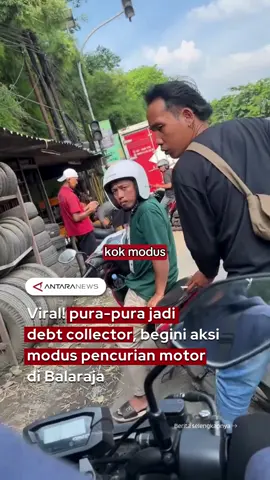 Seorang pengendara motor di Balaraja, Tangerang, hampir menjadi korban modus baru pencurian motor dengan berpura-pura jadi debt collector. Peristiwa terjadi saat ia dan pasangannya dalam perjalanan menuju Jakarta. Di kawasan Bitung, dua orang terlihat membuntuti mereka. Setelah melewati kemacetan, motor korban kemudian dihadang oleh lima orang dengan tiga motor. Salah satu pelaku menuduh motor yang dikendarai merupakan Honda Scoopy yang masih terdapat cicilan, padahal kenyataannya motor korban adalah Honda Beat Street dengan plat nomor asli dan dokumen lengkap. Korban sudah menegaskan motor dibeli tunai, tidak ada cicilan maupun gadai BPKB. Namun pelaku tetap bersikeras. Ketegangan memuncak saat korban merekam peristiwa itu, ponselnya hampir direbut, bahkan tangannya dicakar hingga ia berteriak minta tolong. Sayangnya, tidak ada warga yang membantu. Tidak berhenti di situ, saat memutuskan putar balik, korban kembali dihadang dua orang dengan modus serupa. Setelah ditunjukkan bukti motor dibeli cash, para pelaku akhirnya pergi. Korban pun memutuskan ke Polsek Balaraja untuk melaporkan kejadian tersebut. Pihak polisi menjelaskan bahwa hal tersebut adalah modus baru maling motor. #moduspenipuan #mataelang #tiktokberita #fyp #Balaraja    
