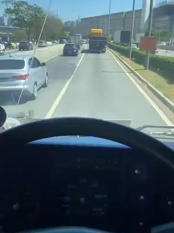🔥 Incêndio atinge galpão na Lapa, Zona Oeste de SP; bombeiros já controlam as chamas Um incêndio de grandes proporções atingiu, no fim da manhã desta quinta-feira (11), um galpão na região da Lapa, Zona Oeste de São Paulo, próximo à Marginal Tietê. Segundo o Corpo de Bombeiros, o fogo começou por volta das 11h40 em um galpão da empresa de aviamentos e armarinhos NYBC, permissionária na Unidade Armazenadora Vila Anastácio do Ceagesp. 🚒 16 viaturas foram enviadas ao local, na Rua Campos Vergueiro, altura do nº 140. A rua está interditada, mas o trânsito na região não foi impactado. Até o momento, não há registro de feridos. De acordo com relatos, a fumaça que antes era escura já está branca, indicando que os bombeiros estão conseguindo controlar o incêndio. 📹 Nas redes sociais, circula um vídeo registrado por um motorista que passava pela Marginal Tietê, mostrando a coluna de fumaça se espalhando pela região. #PoaComAcento #PoaSP #NoticiasDePoa #Jornalismo #press #incendio #bombeiro #Lapa
