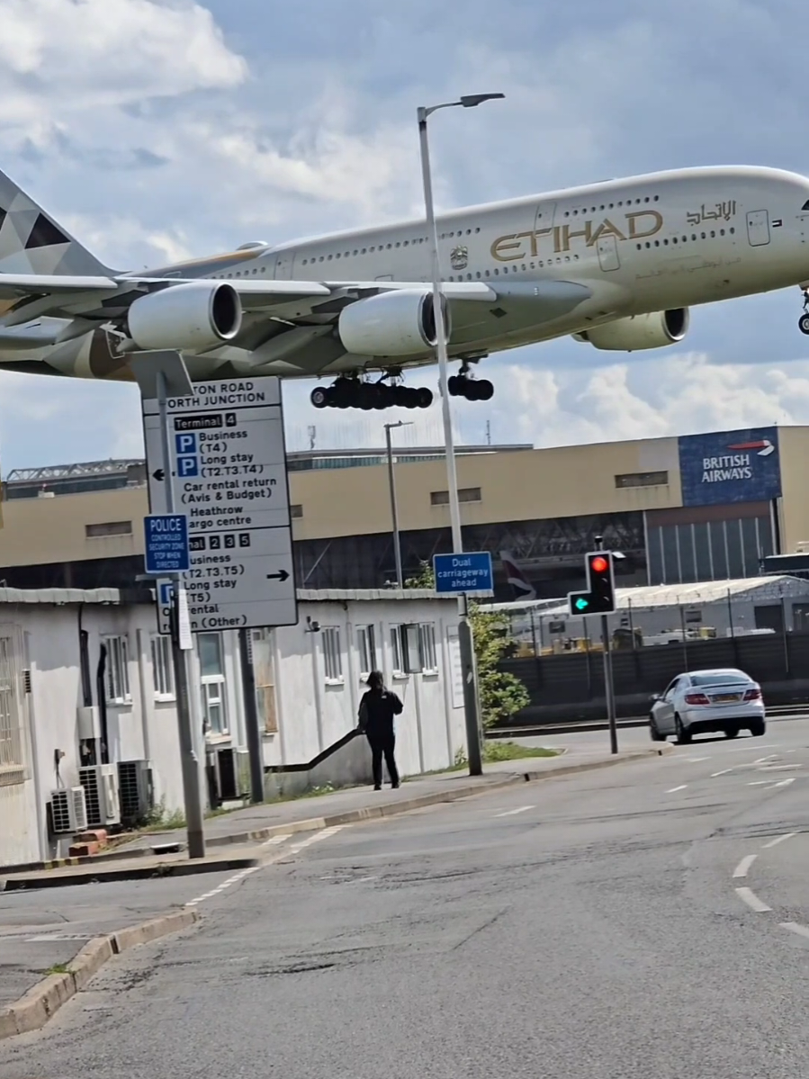 Heavy touchdown and take off from Heathrow airport London 🛫 🛬  #Airport #London #Travel #Takeoff #airbus 