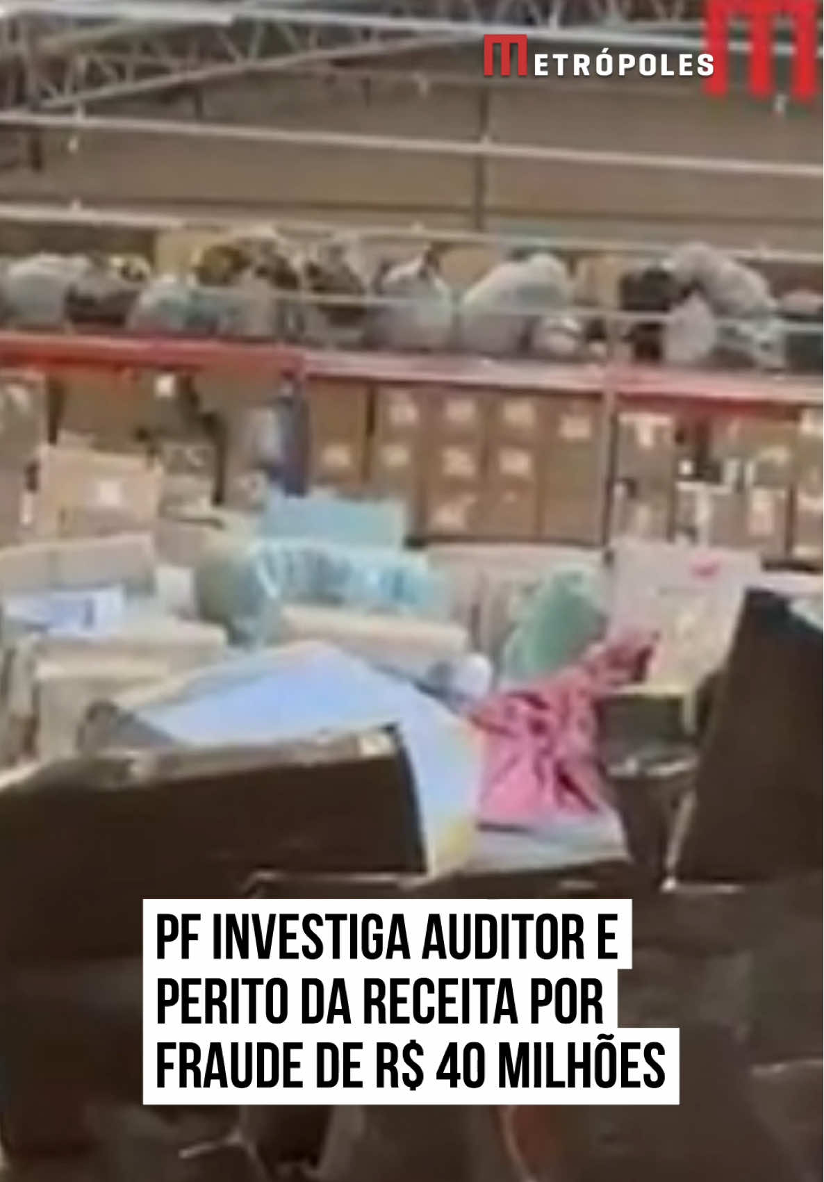 A Polícia Federal (PF), em ação conjunta com a Corregedoria da #ReceitaFederal, deflagrou nesta quinta-feira (11/9) a Operação Snooker, com o objetivo de desarticular um esquema de corrupção, descaminho e lavagem de dinheiro ligado a importações irregulares. A #investigação levou ao afastamento cautelar de um auditor fiscal e de um perito credenciado pela Receita Federal, além do cumprimento de 27 mandados de busca e apreensão em cinco cidades do Ceará, na Bahia e em São Paulo. Segundo a PF, o grupo investigado teria atuado entre os anos de 2020 e 2025, fraudando a fiscalização aduaneira em duas frentes principais: a importação de produtos de origem chinesa e a entrada irregular de mercadorias de prata. Nesse último caso, as cargas eram classificadas como bijuterias, o que resultava em expressiva redução da carga tributária. As apurações apontam que os crimes não se limitavam ao descaminho. Além da prática de corrupção ativa e passiva, também foram identificados indícios de fraude à fiscalização tributária e de falsidade ideológica, por meio da manipulação de documentos periciais. As condutas somam ainda suspeitas de lavagem de dinheiro. De acordo com a Polícia Federal, os envolvidos se valeram de empresas de fachada, “laranjas” e operações com criptoativos, movimentando valores milionários para ocultar a origem ilícita dos recursos. A Justiça Federal determinou o bloqueio de contas bancárias e de ativos digitais em montante superior a R$ 40 milhões, além do sequestro de veículos e de uma embarcação de luxo. #TikTokNotícias
