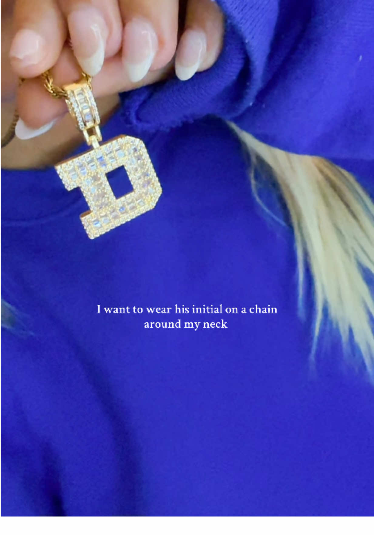 the block letter is perfect for wags!! looks like a jersey number #baseballgf #footballgf #baseballgirlfriend #footballgirlfriend #initialnecklace ignore my broken nail lol 