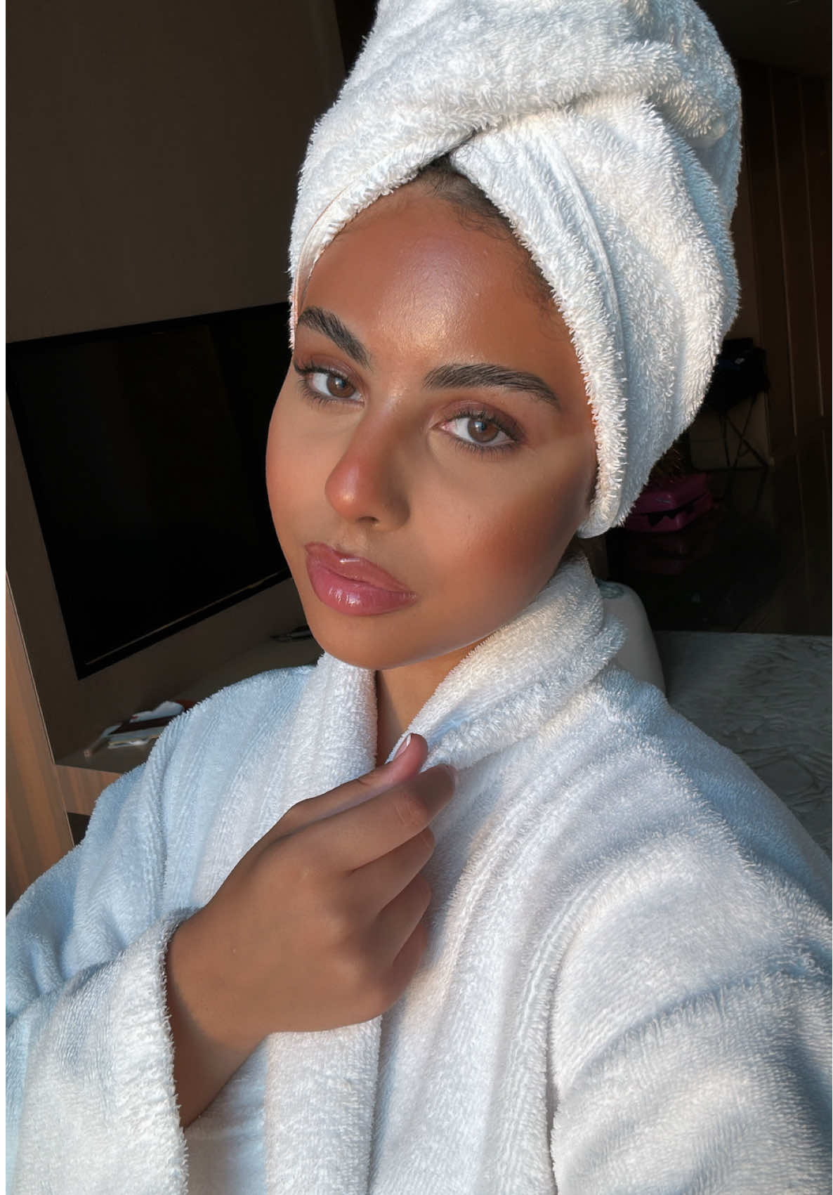 The make-up tutorial for everyone who was asking 🤍 @Huda Beauty @elfcosmetics @Charlotte Tilbury @essence.cosmetics  #xyzabc #makeuptutorials #getreadywithme #makeuplook #beauty 
