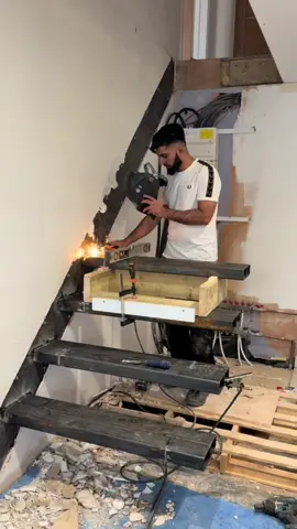 #stairdesign #floatingstairs #cantileverstairs #buildingwork #conterliverstair #luxuryhomes 