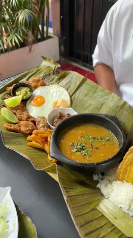 Este lugar de comida típica en Cali se robó completamente mi corazón🍲❤️ @cocinamiacali es un negocio familiar fundado en Cali y se encuentra al frente de la entrada occidental del Estadio Pascual Guerrero📍  Aquí vas a encontrar atención 100/10, emplatados hermosos que resaltan lo mejor de nuestra tierra y lo más importante: preparaciones deliciosas con ingredientes que todos amamos✨ Sancocho, cazuela de frijoles, chuleta y mucho más que puedes conocer en su menú🍽️ #cocina #tipica #recomendaciones #restaurante #local 