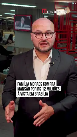A #família do ministro do Supremo Tribunal Federal (#STF) #AlexandredeMoraes comprou uma #mansão de 725 m² no Lago Sul, bairro nobre de Brasília. O imóvel foi adquirido por R$ 12 milhões e pago à vista, segundo documentos públicos de cartórios aos quais a coluna Igor Gadelha teve acesso. A compra foi feita pela família Moraes por meio do “Lex – Instituto de Estudos Jurídicos LTDA.”. Trata-se de uma empresa da qual a advogada Viviane Barci de Moraes, esposa do magistrado, é sócia juntamente aos três filhos do casal. O instituto possui outros imóveis da família. A escritura de compra e venda da mansão foi assinada por Viviane em um cartório de Brasília há menos de 15 dias. Segundo o documento, o imóvel foi pago à vista, sem financiamento, da seguinte forma: ▪️ R$ 6 milhões “a título de sinal”, por meio de transferências bancárias para a proprietária da casa e para os corretores de imóveis envolvidos na transação; ▪️ R$ 6 milhões na data da assinatura da escritura, também por meio de transferência bancária diretamente para a dona do imóvel. A mansão foi adquirida pela família Moraes da “Construtora Modelo LTDA.”, cujos sócios são Tiago Figueiredo de Araújo (sócio-administrador), Mariluce Freire e Paulo Fontenele e Silva. Além do valor da casa, a família Moraes desembolsou R$ 240 mil de ITBI (Imposto sobre Transmissão de Bens Imóveis). A construtora tinha adquirido o imóvel em 2020 por R$ 2,1 milhões. Na época, a casa tinha 320,7 m². A construção, porém, foi demolida pela empresa, que edificou uma nova casa, dessa vez com 725 m² de área construída. O registro da demolição e da reconstrução foi feito em cartório em fevereiro de 2024. Como ministro do STF, Moraes recebe salário bruto mensal de R$ 46,3 mil. Já Viviane é sócia de um escritório de advocacia. Antes de comprarem a mansão, o casal morava, em Brasília, em um apartamento funcional do STF na Asa Sul. Em São Paulo, residem em um apartamento no Jardim Europa, bairro nobre da capital. #TikTokNotícias