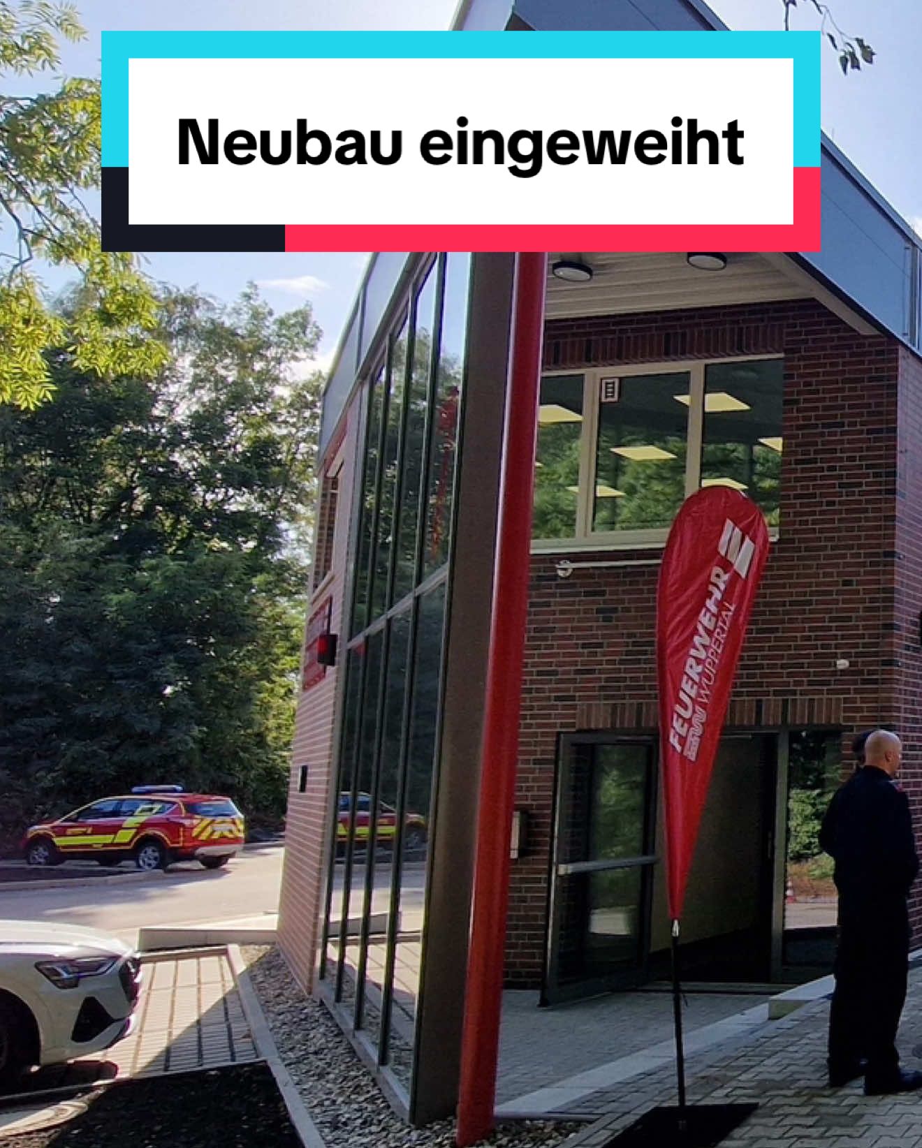 ++ Neues Feuerwehrhaus in Dornap ++ Viele glückliche Gesichter in Dornap. Nach 21 Monaten Bauzeit steht das neue Feuerwehrhaus an der Ladestraße. Die einhellige Meinung derjenigen, die es nutzen werden: Es ist schön und vor allem zeitgemäß geworden. „Ich habe endlich kein schlechtes Gewissen mehr“, sagte der Dezernent für Sicherheit und Ordnung der Stadt Wuppertal, Matthias Nocke, bei der Einweihung am Donnerstagnachmittag (11.09.). Der Löschzug Schöller/Dornap leiste hervorragende Arbeit und verdiene ein modernes Gerätehaus. Dort könne der Löschzug jetzt noch besser für die Sicherheit der Menschen im Wuppertaler Nordwesten sorgen. Drei Einsatzfahrzeuge finden in der großen Halle des Neubaus Platz. Das neue Haus bietet auf 650 Quadratmetern unter anderem auch Büros und Sozialräume für die zurzeit 54 aktiven Mitglieder des Löschzugs. Im Vergleich zum alten Gerätehaus „ein Palast“ freut sich Löschzugführer Manuel Götte. Der Leiter der Feuerwehr Wuppertal, Andreas Steinhard, war sichtbar froh über den ersten Neubau der Feuerwehr Wuppertal seit 2011, zumal im kommenden Jahr mit dem Gerätehaus für die Freiwillige Feuerwehr Nächstebreck schon der nächste eröffnet werden soll. Ralf Bröschet appellierte als Sprecher der Freiwilligen Feuerwehren in Wuppertal an die anwesenden Vertreterinnen und Vertreter von Politik und Verwaltung, auch Neubauten für die Löschzüge Cronenberg und Vohwinkel zügig auf den Weg zu bringen.