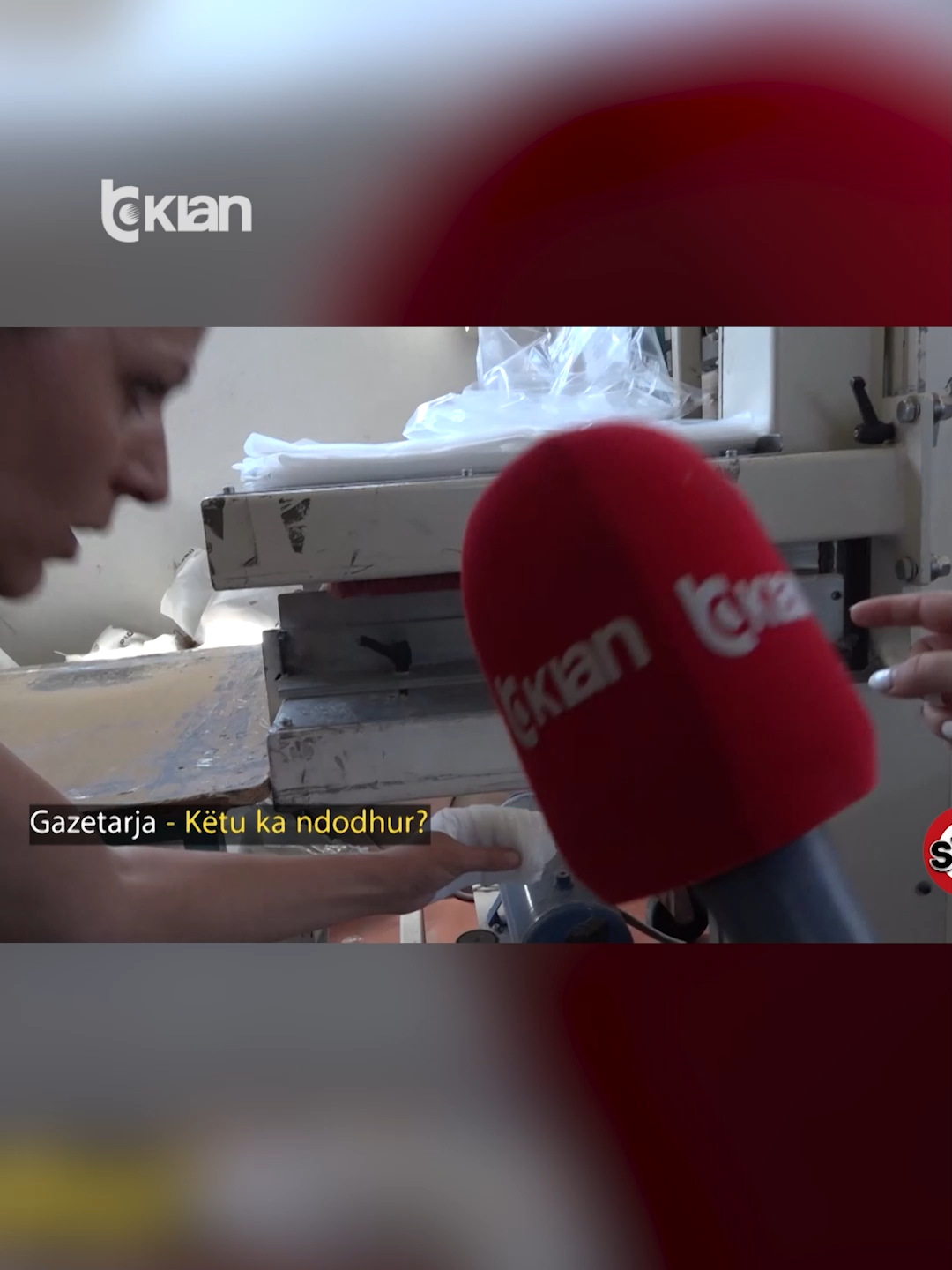 Pas denoncimit për aksidentin në punë, Stop verifikon nga afër situatën   Për cështjen e dëmtimit në vendin e punës të zonjës Daniela Lika, në fabrikën e letrës në Korcë, ne shkojmë të shohim nga afër situatën. Punonjëset e paketimit duken, se bëjnë edhe rolin e mekanikut dhe trajnimi për makinerinë, është bërë vetëm në letër.Përtej procedurës ligjore, ne interesohemi për një dëmshpërblim për zonjën, që humbi dy gishtat dhe pronari i paguan shpenzimet e psikologut e po kështu lidhet me një mjek në Selanik, për një ndërhyrje të specializuar. Videon e plotë e gjeni në kanalin e YouTube ▶️ RTV KLAN #TvKlan #Stop