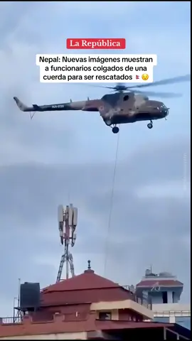 Nuevas imágenes muestran a funcionarios en Nepal aferrándose a una cuerda para ser rescatados por helicóptero tras protestas por corrupción y prohibición de redes sociales. #larepublica #nepal #generacionz #protestas #funcionarios #tiktoknews #internacional #conflicto 