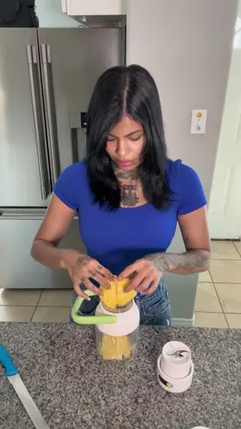 Convierte frutas, hielo y lo que quieras en batidos perfectos en segundos 🥤✨ Con la licuadora portátil Zhenmi no necesitas cables, es recargable, potente con 12 cuchillas de acero inoxidable y diseñada para llevar a todos lados. ¡Ideal para smoothies, jugos y shakes sin complicaciones! 💚 #licuadoraportatil #zhenmi #batidos #smoothies #jugosaludable    