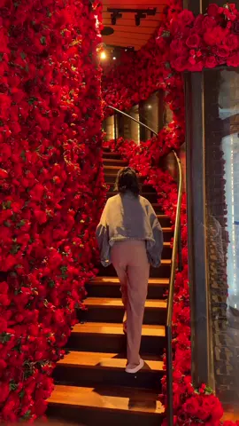 Not your average stairway 🌹 Philly’s @kitchenkocktailsusa most Instagrammable spot just dropped! Would you strut it or strike a pose? Grand opening October 2025! #philly #philladelphia #resturant #beforeandafter #floralinstallation 