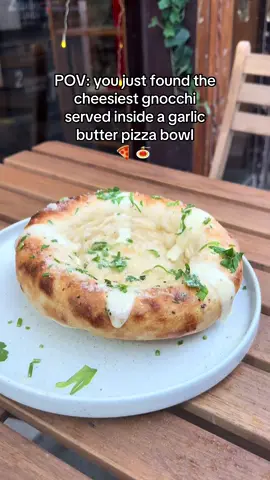 So you think you might be a carb lover? This one’s for you.  Pre warning… you’ll need a lie down afterwards 👀  #glasgow #italianfood #FoodTok #visitglasgow #pizza 