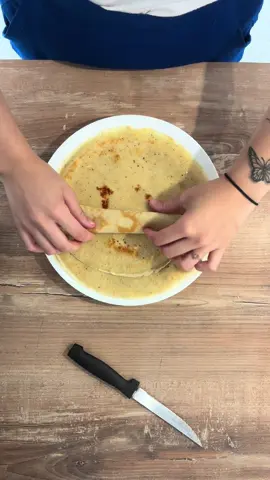 Ingrédients 	•	Farine : 180 g 	•	Œufs : 2 	•	Lait : 360 ml 	•	Beurre demi-sel fondu : 35 g 	•	Sucre : 25 g (optionnel) 	•	Vanille en poudre : ½ cuillère à café 	•	Une pincée de sel Préparation 	1.	Mélanger les ingrédients secs : tamiser la farine, ajouter sucre, vanille et sel. 	2.	Ajouter les œufs : faire un puits au centre et incorporer les œufs progressivement. 	3.	Incorporer le lait : verser petit à petit en fouettant pour éviter les grumeaux. 	4.	Ajouter le beurre fondu : bien mélanger jusqu’à obtenir une pâte fluide. 	5.	Laisser reposer : 30 minutes à température ambiante. 	6.	Cuisson : chauffer la poêle, ajouter un peu de beurre si nécessaire, verser une louche de pâte par crêpe et cuire 1-2 minutes de chaque côté jusqu’à doré. #recette #crepes #pourtoi #fpy 