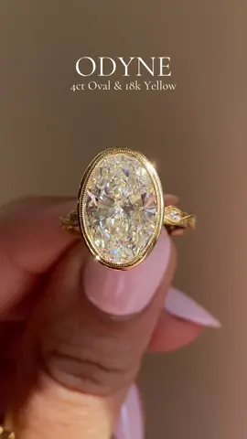 A golden hug of vintage glam✨