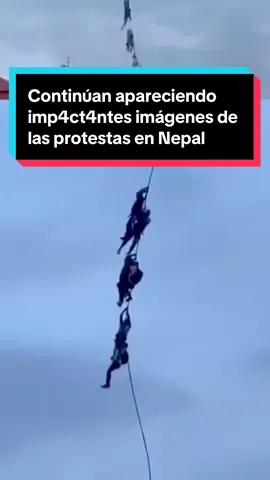 Continúan apareciendo imp4ct4ntes imágenes de las protestas en Nepal: algunos funcionarios tuvieron que ser ev4cuad0s agarrándose a una cuerda. Estas escenas reflejan la gravedad del c4os político y social que vive el país. La ola de manifestaciones comenzó luego de que el gobierno bloqueó el acceso a redes sociales, lo que desató el enfado de miles de jóvenes que salieron a las calles pidiendo transparencia y denunciando corrupción. #Nepal #protestas #corrupción #viral #redessociales