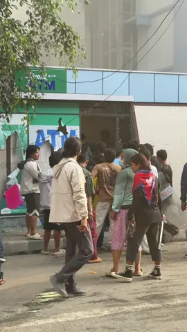 प्रदर्शनको नाममा बैंकको एटिएम तोडफोड गरी पैसा लुट्दै गरेको अवस्था।