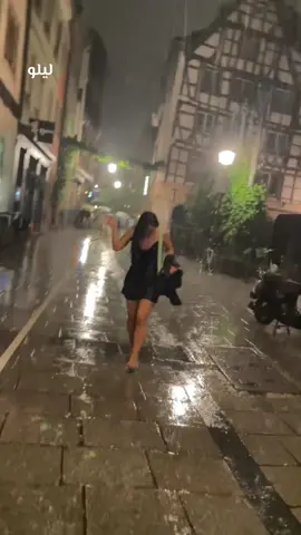 گ عادة الجميع في الغضب ؛ ينفعلون فيهددون - (سأذهب  الى مكان لا يعرفني فيه أحد) .. يلملمون  ملابسهم  مهرعين  إليه ؛ منهم من يحالفه الحظ ويجده ، ومنهم من يعيد الملابس الى الخزانة ، مطأطئاً رأسه - متسائلاً : _أين سأذهب في هذا الليل ؟! _حتماً سيأكلني الذئب !! _ لا أريد أن تكون تلك نهايتي!!  _بكل تأكيد لن أجد أحد يساعدني!!  _سأنتظر حتى يجف قميصي الوردي!!  لطالما كنت  أغضب ولا أجد مكاناً : للذهاب اليه .. حتى كرهت شعوري بالغضب ؛ لأنه يذكرني كم أنا وحيدة ، ومُتعبة في آن واحد !! ها أنا الآن : أريد الذهاب ، ولكن في مكان يعرفني فيه أحد .. يعرفني بالشكل الذي : لا يجعلني أهرع للملمة ثيابي !! … … … #شخابيط #ليلو #ترقص #الكينج_محمد_منير #العراق_مصر_السعودية_فلسطين_الامارات 