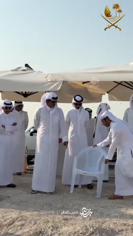 سمو الامير يواسي والد شهيد الوطن بدر الدوسري في مقبرة مسيمير ويوجه بأحضار كرسي له ليجلس عليه بجوار فلزة كبده مودعاً اياه