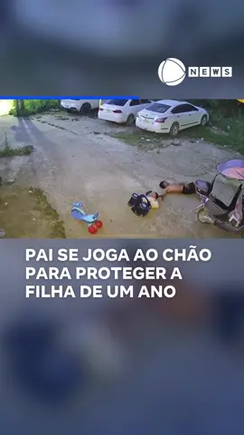 Um pai salvou a filha de um ano em um momento de rapidez e reflexo. A bebê caiu de um carrinho de brinquedo, mas o homem correu, se jogou e conseguiu protegê-la. A reação imediata impediu que a cabeça da criança batesse no chão. A menina saiu ilesa e foi acolhida logo em seguida. O flagrante aconteceu na China. 📲 #RecordNews