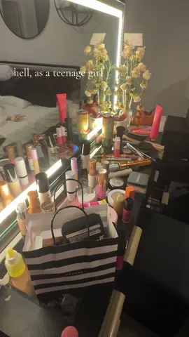 goodnight. #makeuphaul #makeup #beauty #hauls #lipgloss 