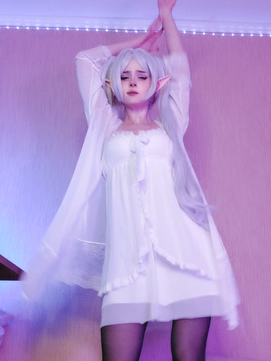 4 years ago I saw a video of this song and became obsessed with it💞 #cosplay #frieren #frierencosplay #girlcosplayer #animecosplay 