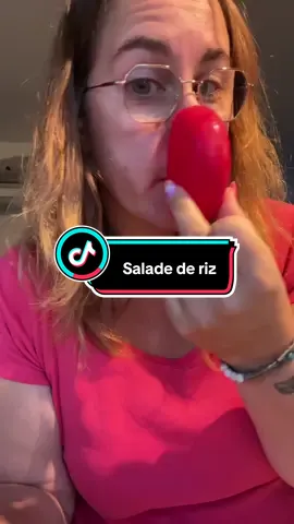 Simple et efficace: la préparation d’une salade de riz pleine de couleurs et de bonnes choses! Et vous?