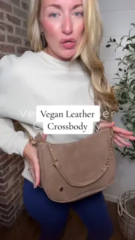 Replying to @modernfarmetteliving love it!!🤎 #veganleatherbags #crossbodybag #tiktokshopcreatorpicks #ttsfashionweek #tiktokshoprestock @modern and chic 